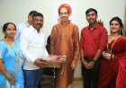 दिनांक १३/११/२०२३ रोजी मातोश्री या ठिकाणी सन्माननीय पक्ष प्रमुख उद्धवजी ठाकरे साहेब व सौ. रेश्मीताई ठाकरे यांना दिवाळीच्या हार्दिक शुभेच्छा देताने पक्ष संघटक श्री.विलासभाऊ रूपवते,सौ.संगीता रूपवते, श्री.अतिश रूपवते, सौ स्वराली रूपवते परीवाराच्या वतीने शुभेच्छा देण्यात आल्या