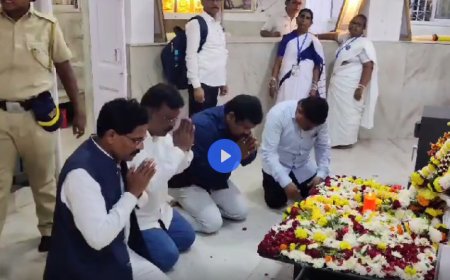 सहा डिसेंबर दादर चैत्यभूमीवर अभिवादन करताना विलासभाऊ रूपवते