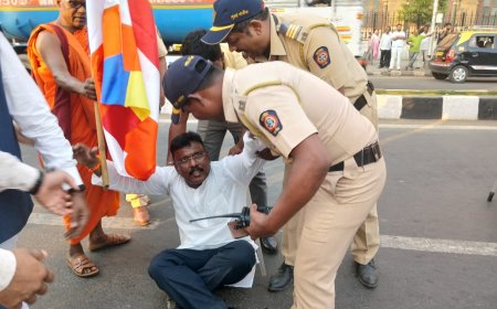 आझाद मैदानात बौद्ध समाजाचा एल्गार; महाबोधी विहाराच्या ताब्यासाठी सरकारला मागणी